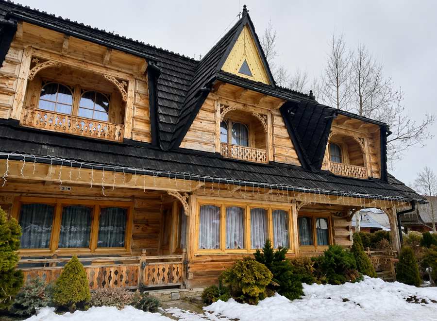 Widok na otaczający krajobraz Tatr z terenu posesji zimą